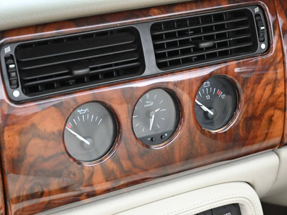 Image 50/50 of Jaguar XKR (1998)