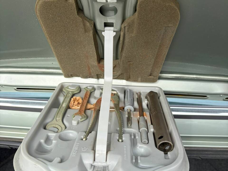 Bild 27/41 von BMW 520i (1982)