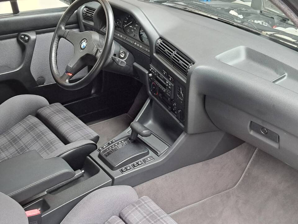 Image 6/12 of BMW 320i (1990)