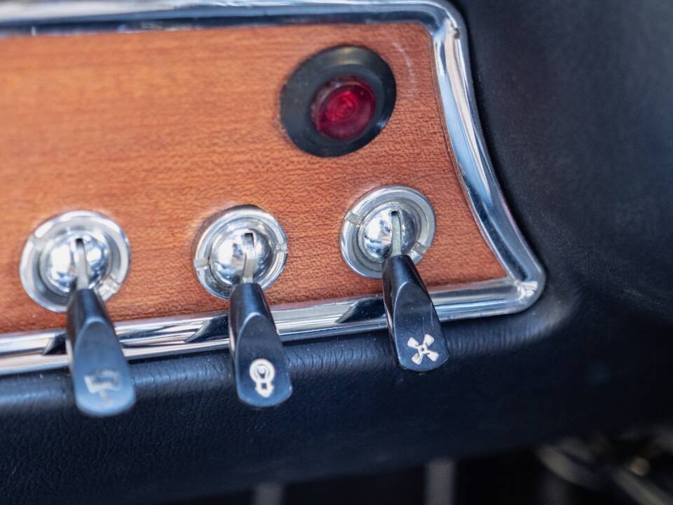 Image 21/54 of Alfa Romeo Giulia GT 1300 Junior (1972)