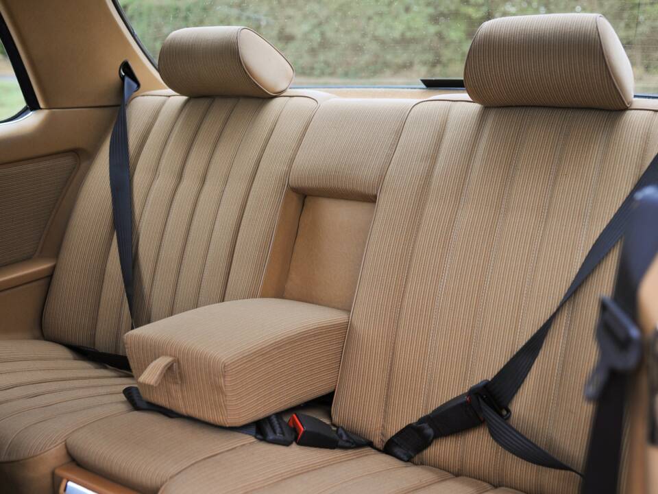Image 26/33 of Mercedes-Benz 230 CE (1985)