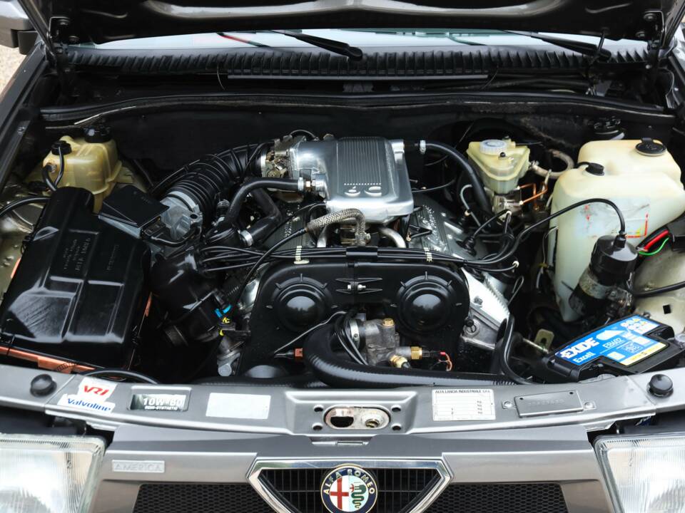 Image 24/50 of Alfa Romeo 75 3.0 V6 QV (1988)