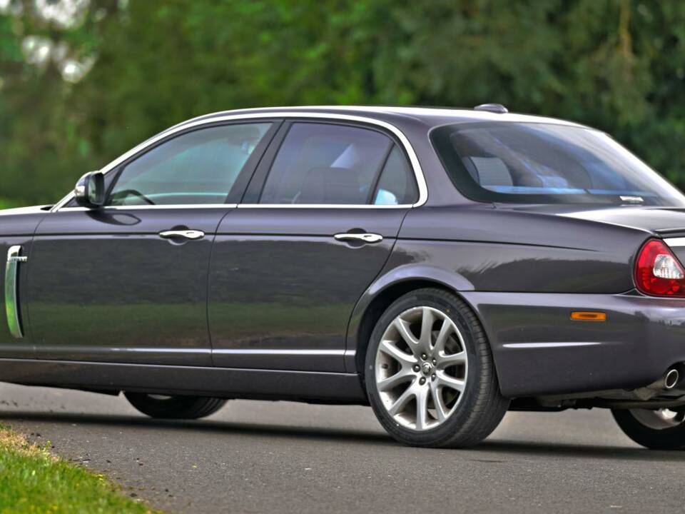 Image 16/50 de Jaguar XJ 8 4.2 (2009)