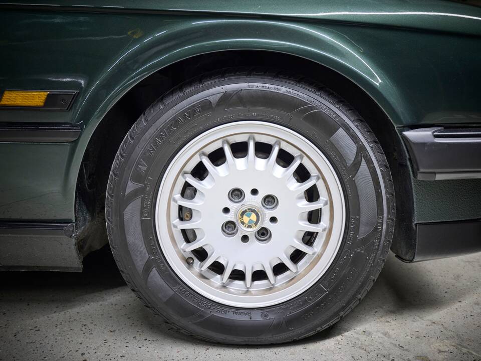 Image 47/90 of BMW 325i (1987)
