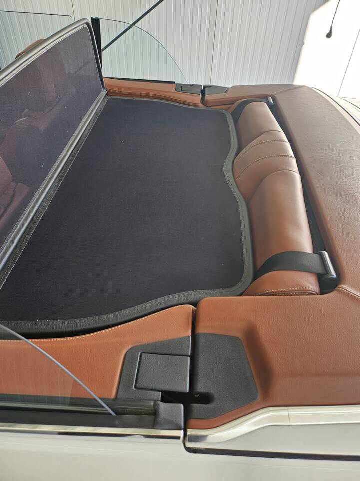 Immagine 27/67 di BMW 320i (1990)
