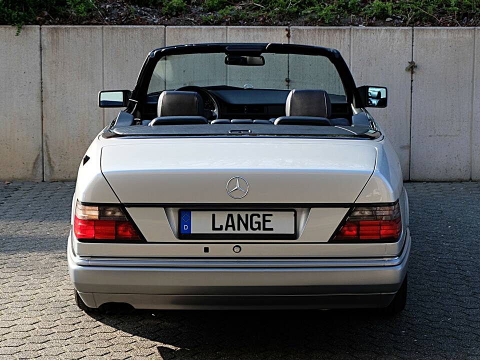 Image 13/74 of Mercedes-Benz E 320 (1997)