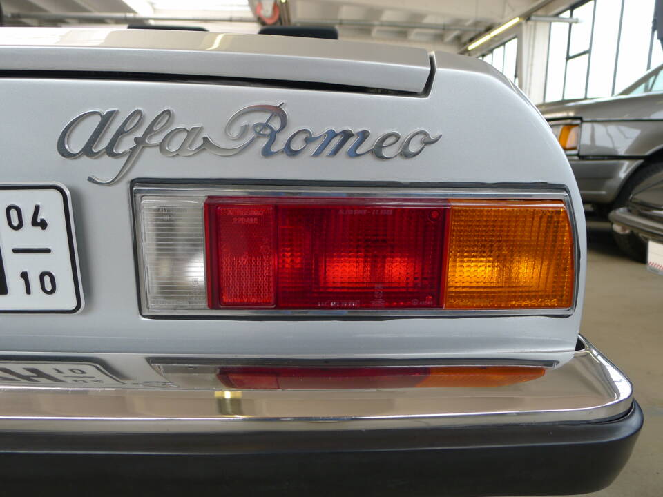 Bild 24/32 von Alfa Romeo 2000 Spider Veloce (1981)