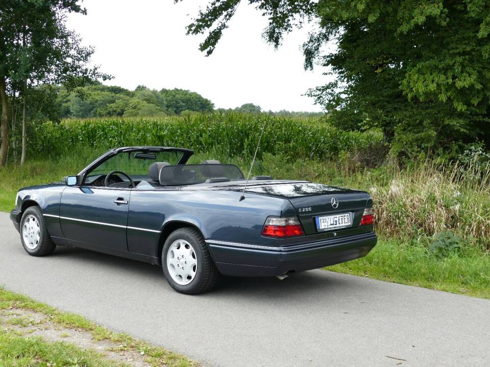 Bild 6/15 von Mercedes-Benz E 200 (1996)