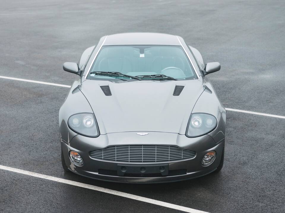 Image 4/23 of Aston Martin V12 Vanquish (2003)