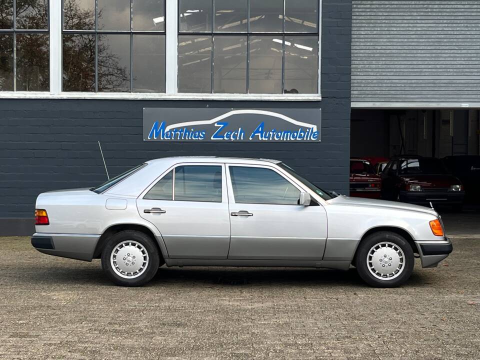 Image 15/24 de Mercedes-Benz 260 E (1990)