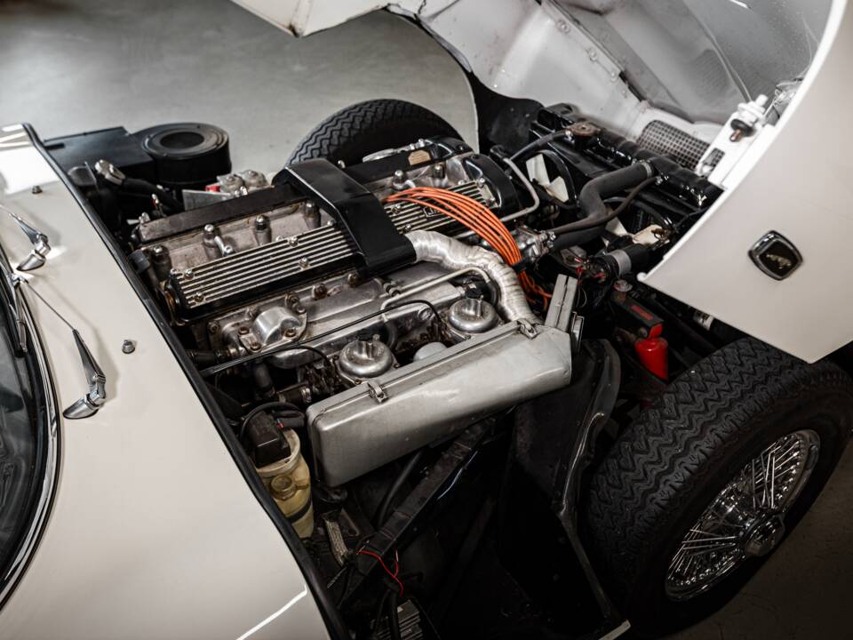Image 46/53 de Jaguar E-Type (1970)