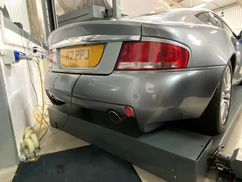 Image 16/50 of Aston Martin V12 Vanquish (2003)