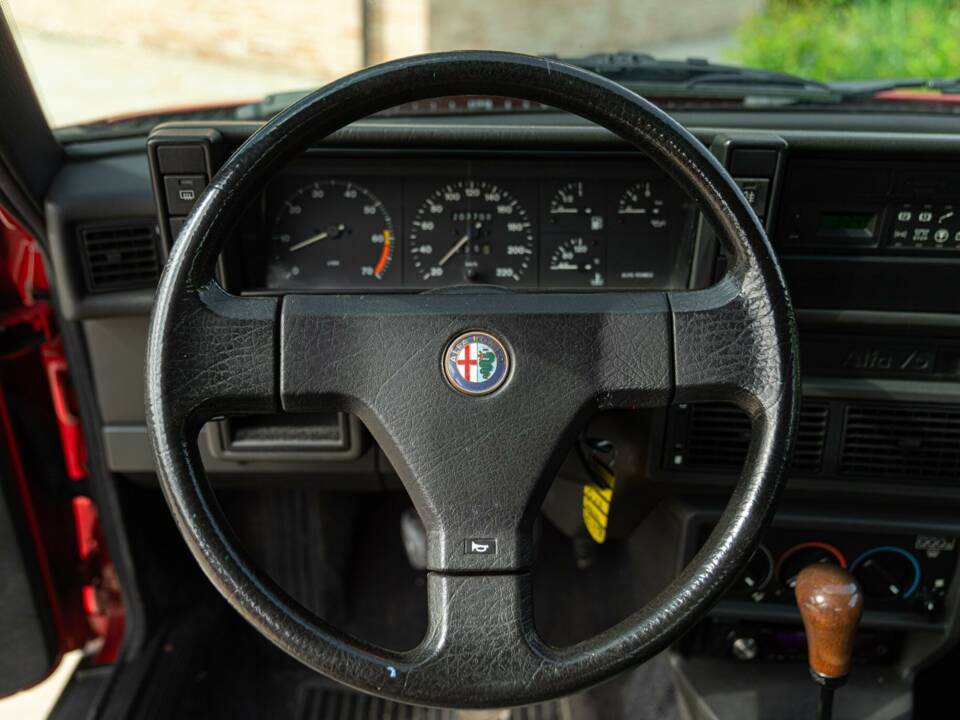Obraz 47/47 pojazdu Alfa Romeo 75 1.6 (1991)