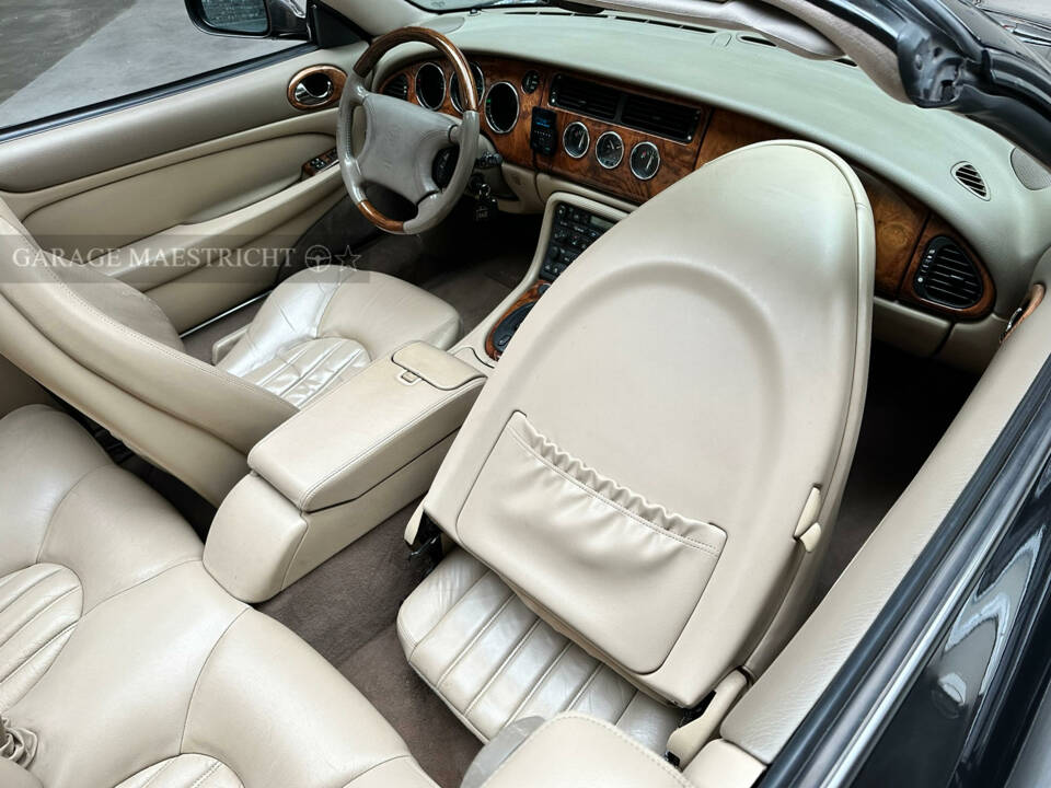 Image 16/75 de Jaguar XK8 4.0 (2000)