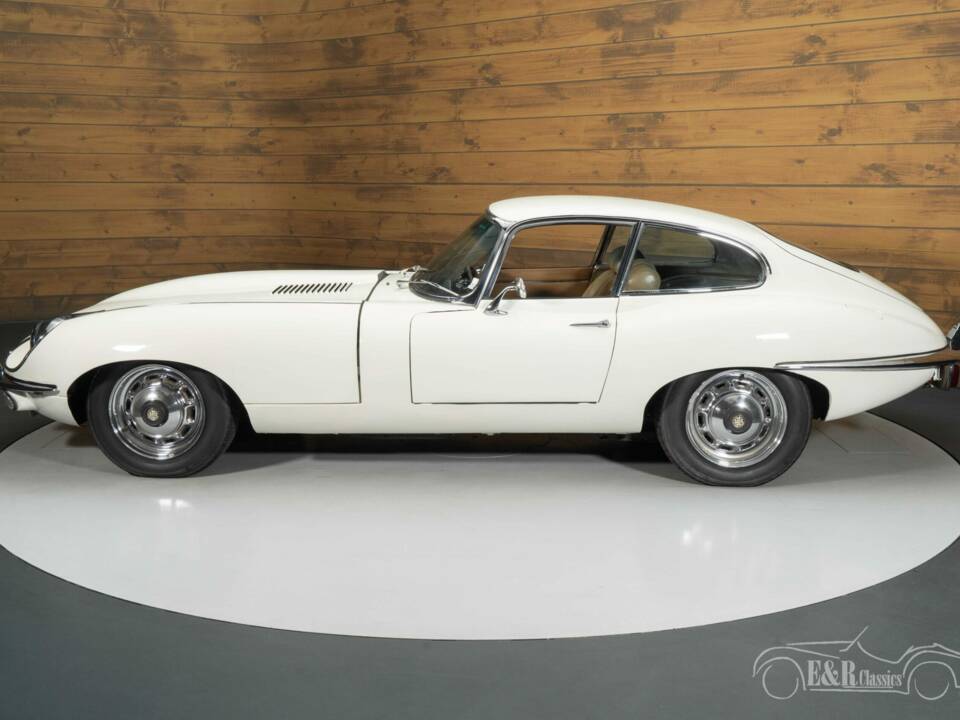Image 7/8 of Jaguar E-Type (1969)
