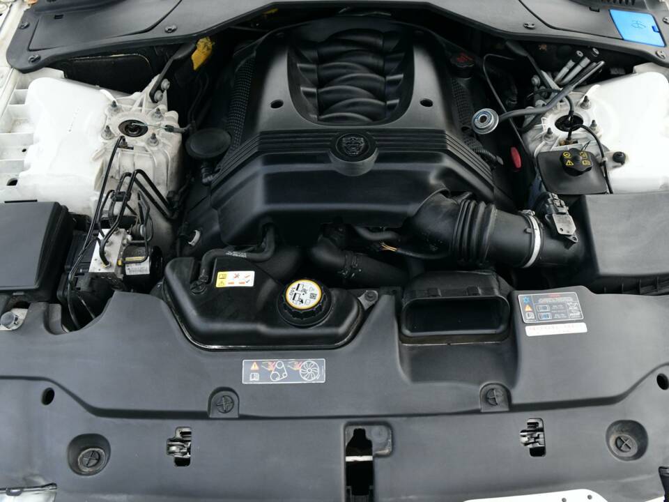 Image 28/50 of Jaguar XJ 8 4.2 (2008)
