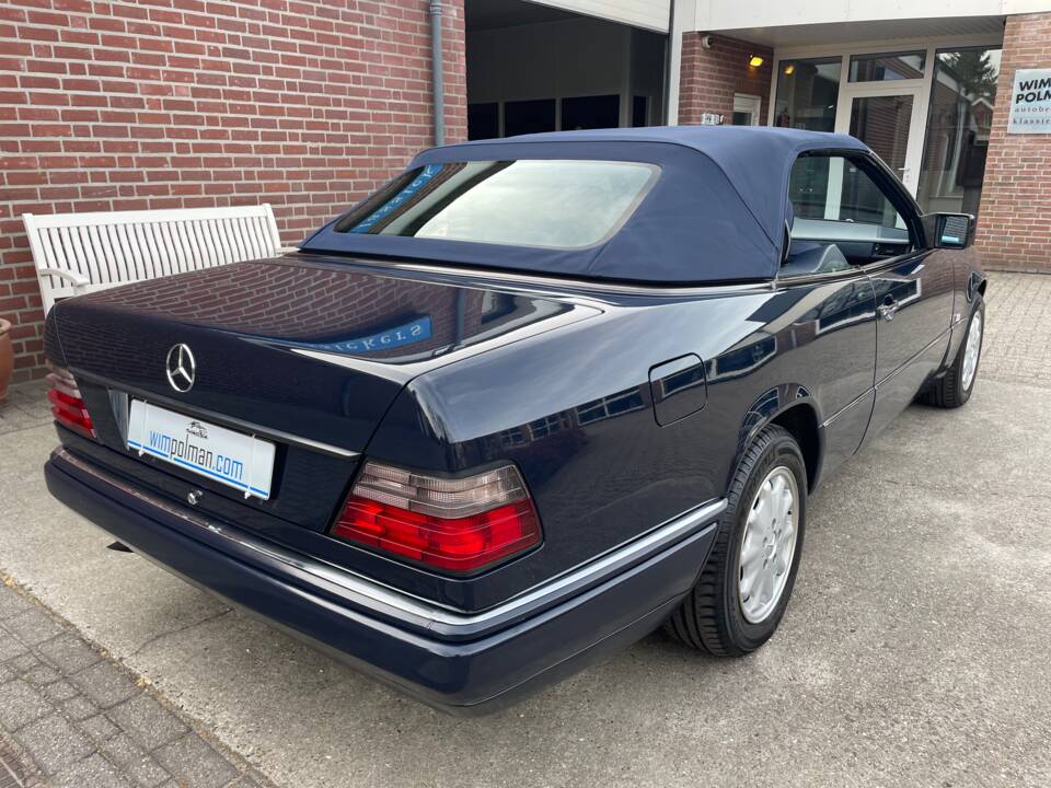Image 20/25 of Mercedes-Benz E 200 (1996)