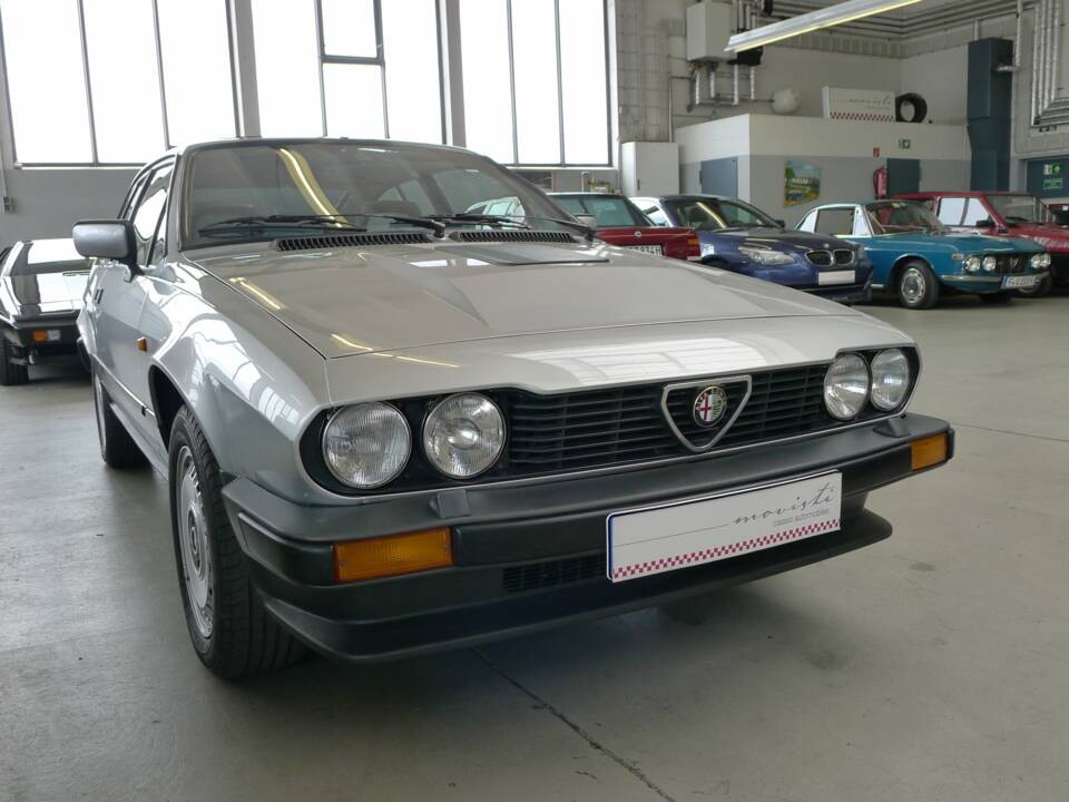 Bild 26/42 von Alfa Romeo GTV6 3.0 (1985)