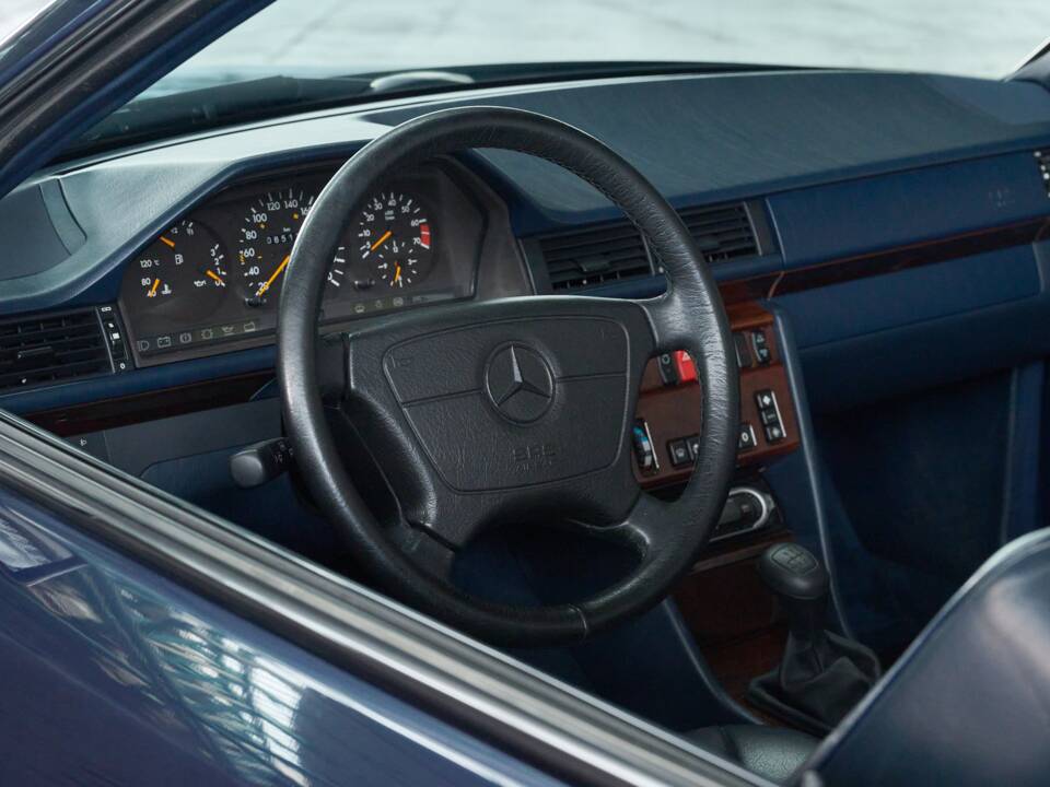 Bild 10/50 von Mercedes-Benz E 200 (1996)