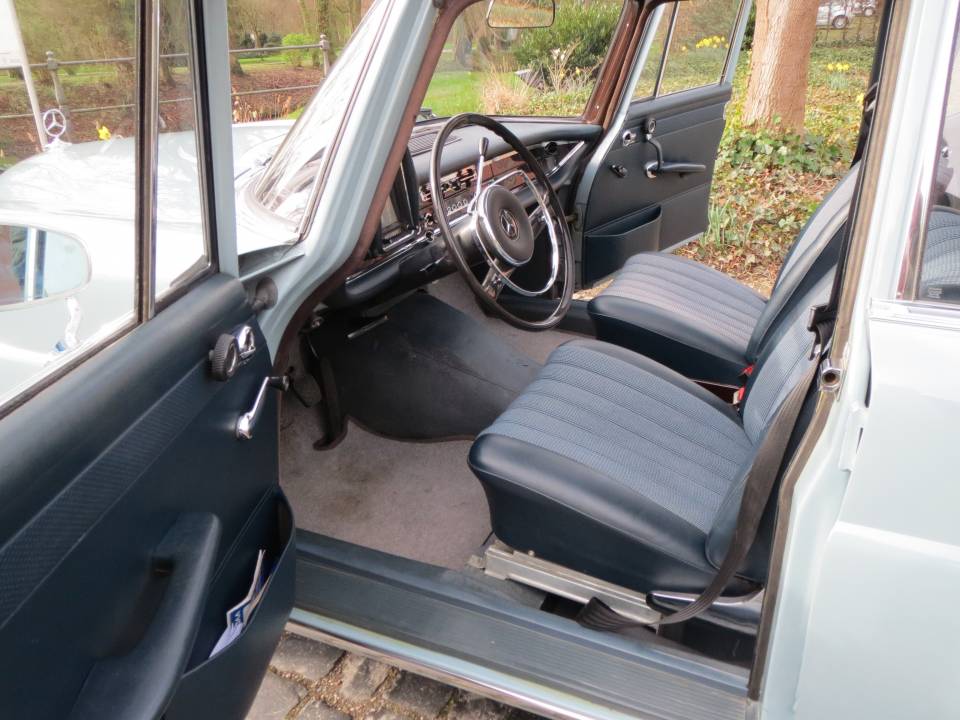 Imagen 9/25 de Mercedes-Benz 200 D (1966)