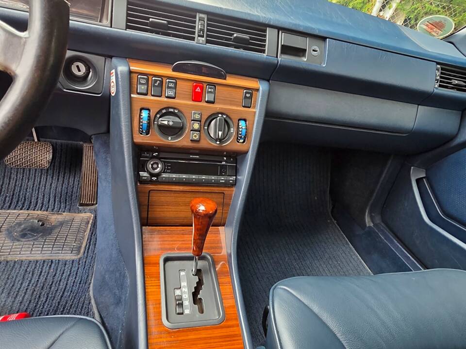 Bild 6/9 von Mercedes-Benz 230 CE (1988)