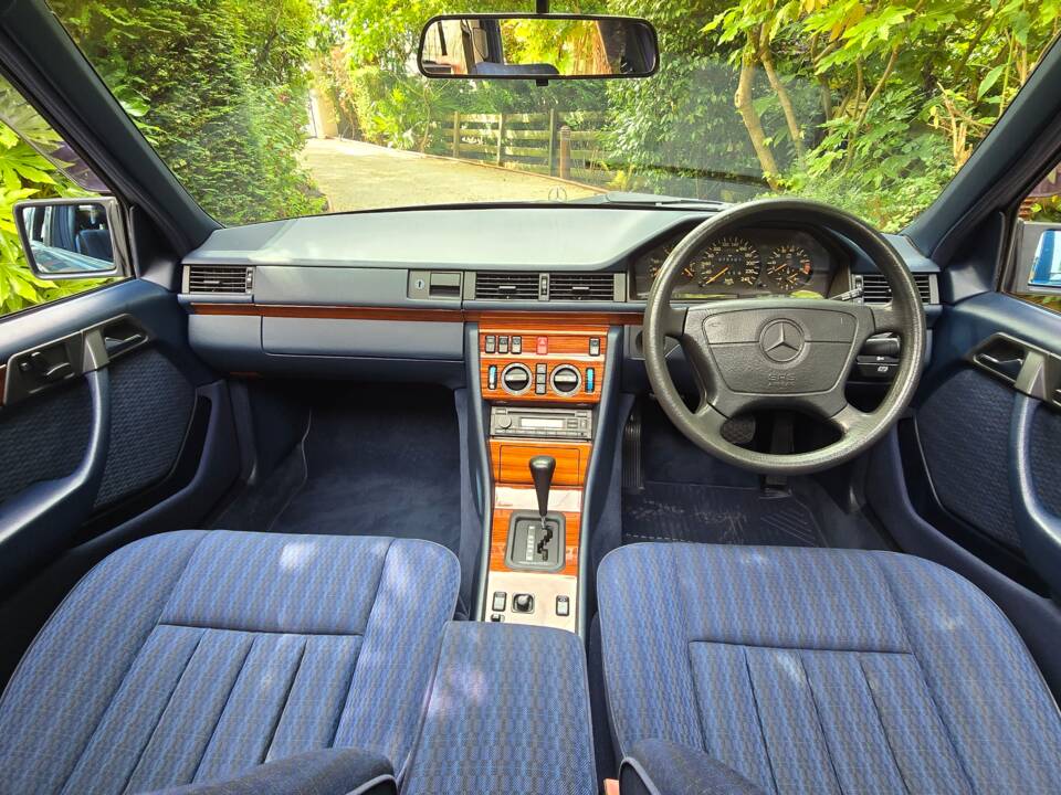 Image 29/36 of Mercedes-Benz 220 TE (1993)