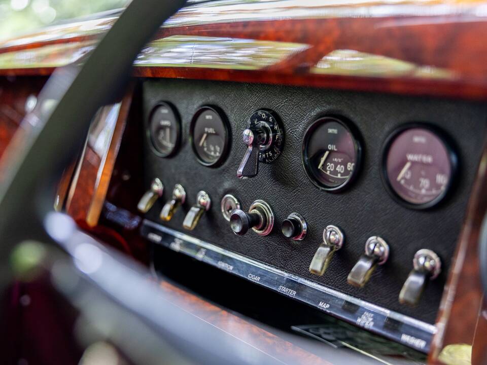 Image 43/50 de Jaguar Mk II 2.4 (1967)