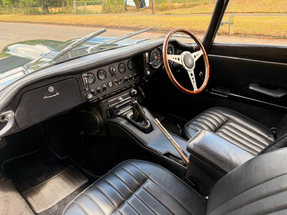 Image 13/30 de Jaguar Type E (2+2) (1966)