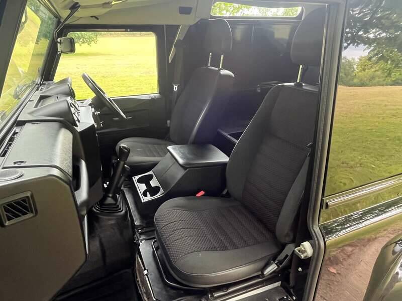 Image 10/25 of Land Rover Defender 90 TD4 (2010)