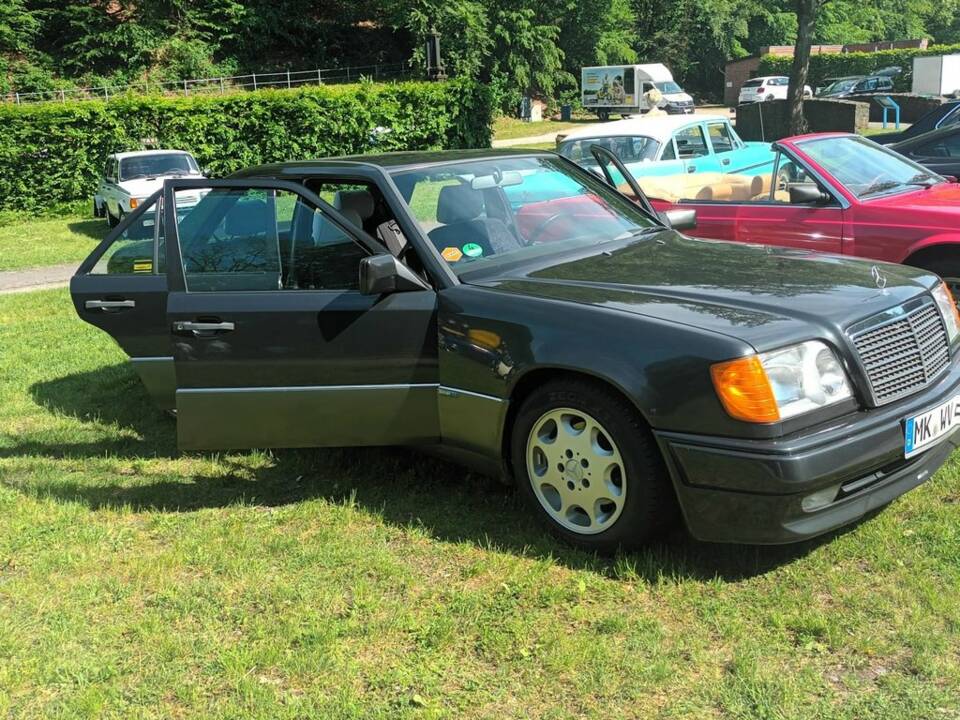 Image 8/8 of Mercedes-Benz 230 E (1988)