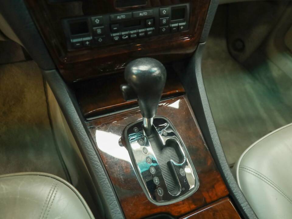 Immagine 42/50 di Audi A8 4.2 quattro (1995)