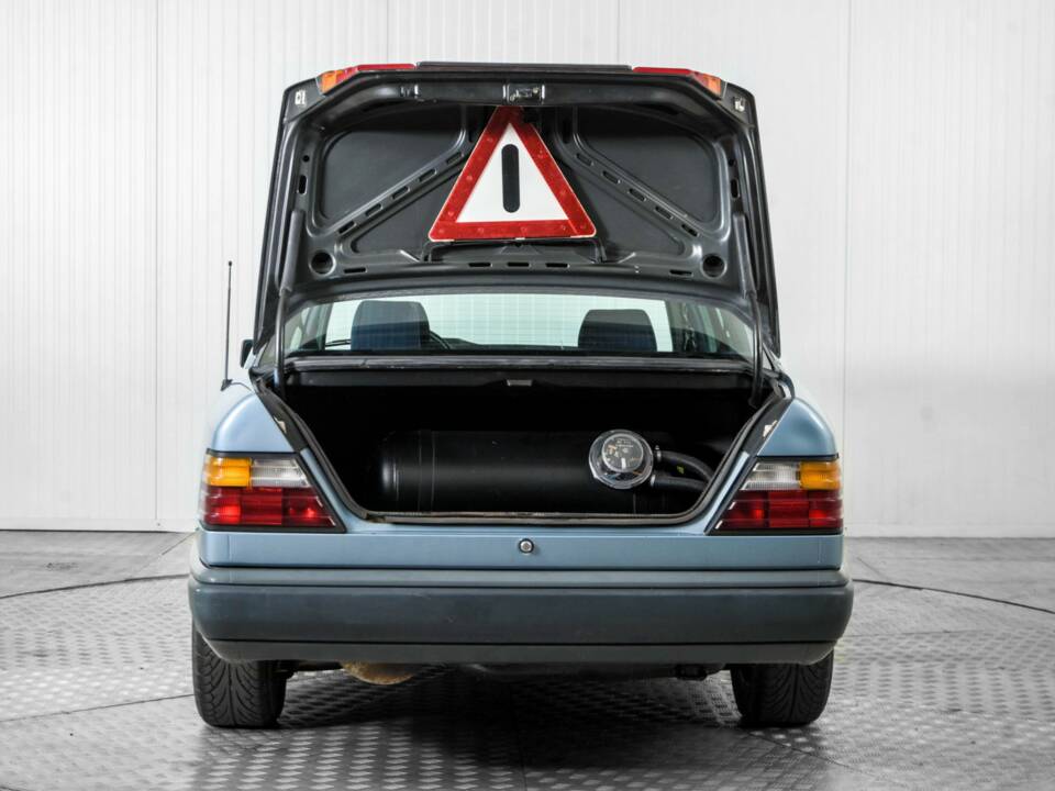 Bild 38/50 von Mercedes-Benz 230 E (1985)