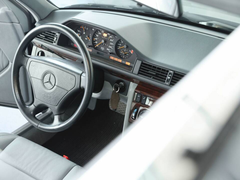 Bild 45/50 von Mercedes-Benz 500 E (1993)