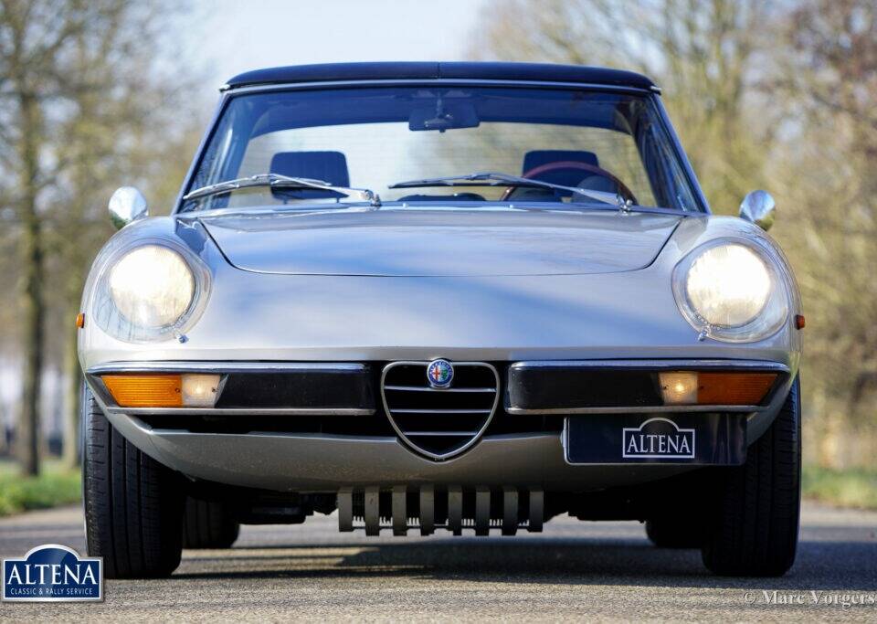 Image 2/60 of Alfa Romeo 2000 Spider Veloce (1973)