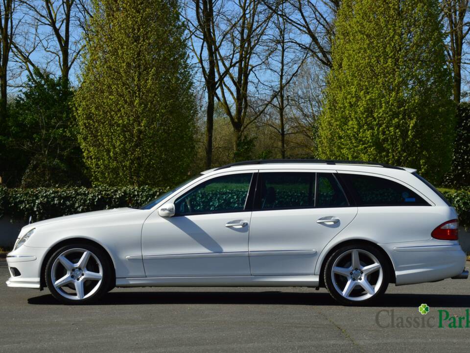 Image 16/50 of Mercedes-Benz E 500 T (2004)
