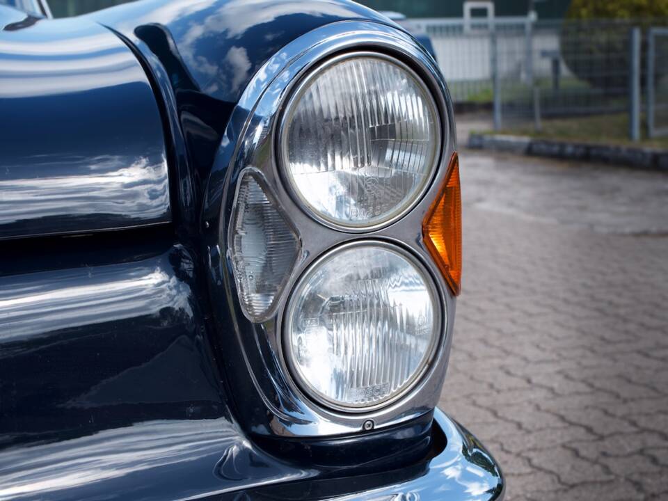 Image 24/39 of Mercedes-Benz 300 SE (1962)