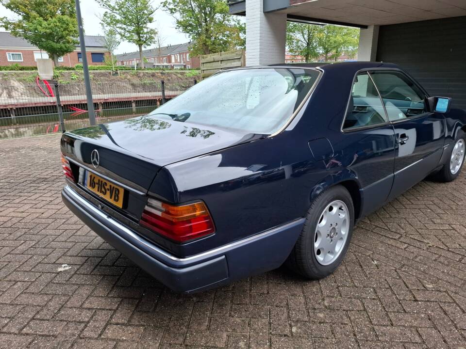 Immagine 7/14 di Mercedes-Benz 230 CE (1992)