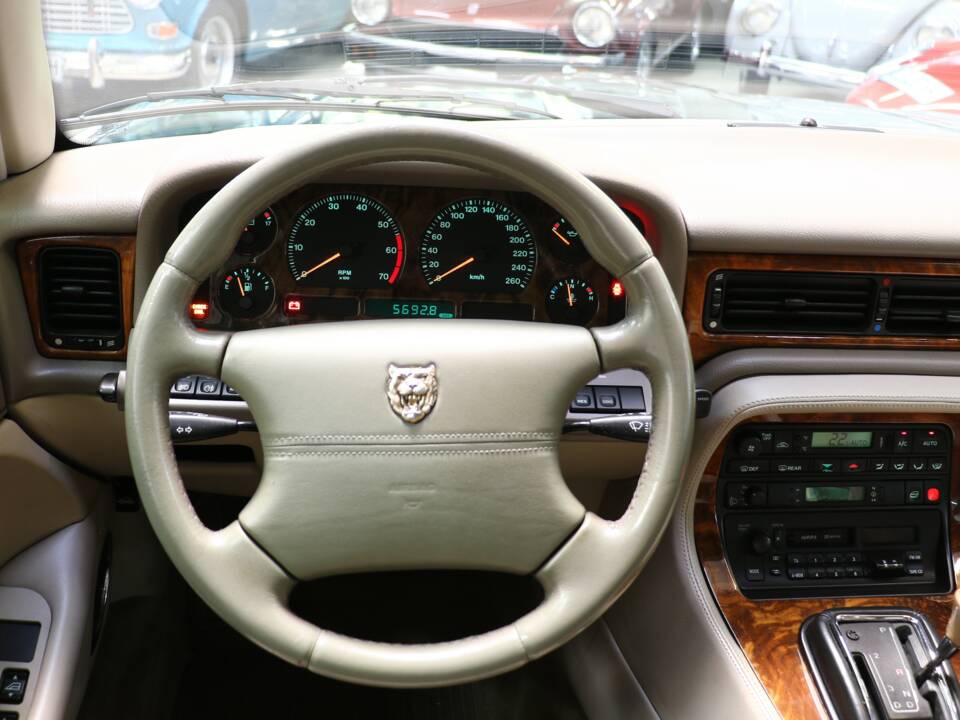 Bild 14/29 von Jaguar XJ6 3.2 Executive (1997)