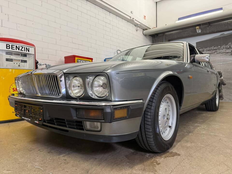 Image 2/19 of Jaguar XJ 40 4.0 (1993)