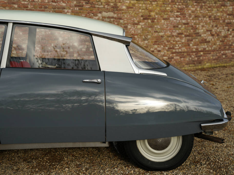 Image 22/50 of Citroën D Spécial (1967)