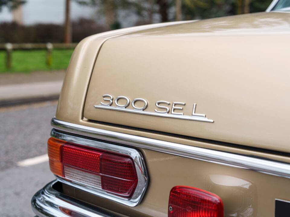 Image 13/34 of Mercedes-Benz 300 SEL 6.3 (1969)