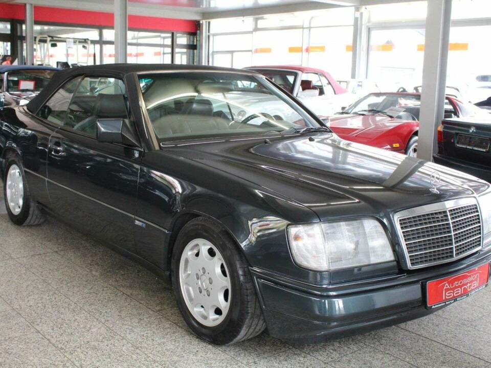 Image 2/20 of Mercedes-Benz 300 CE-24 (1996)