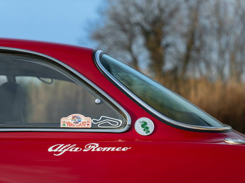 Bild 16/50 von Alfa Romeo 2000 GT Veloce (1973)