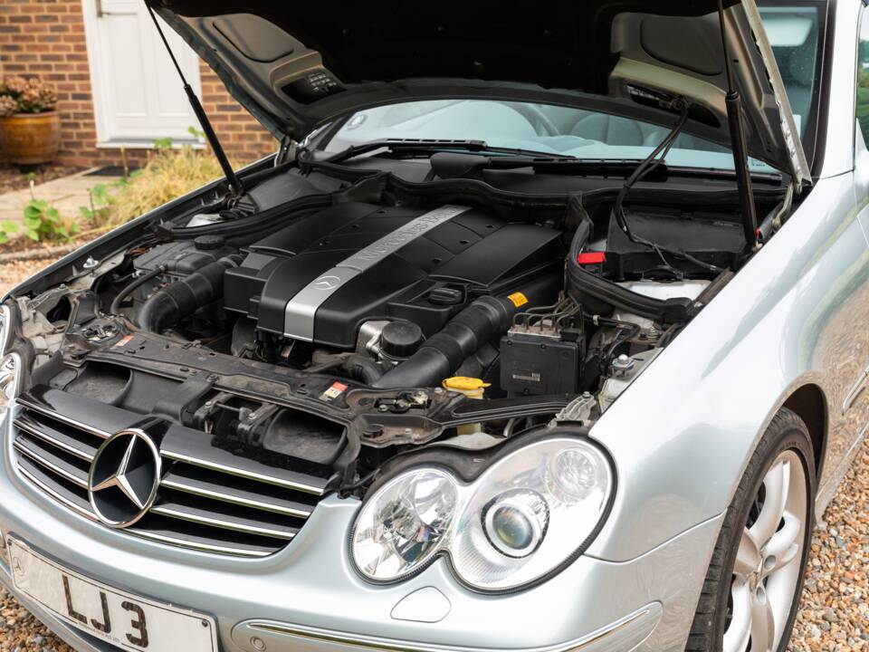 Image 27/33 of Mercedes-Benz CLK 320 (2004)