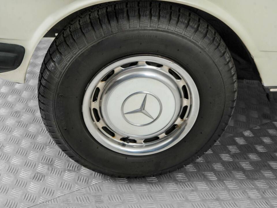 Image 22/50 of Mercedes-Benz 230 TE (1984)