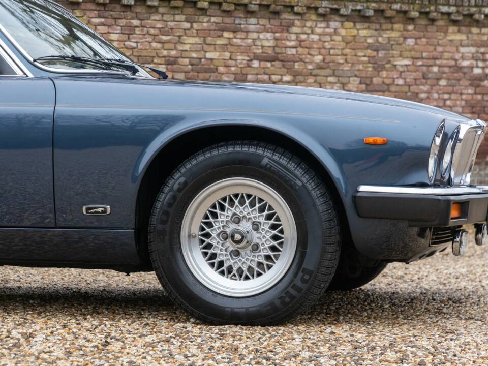 Image 29/50 of Jaguar XJ 12 (1987)