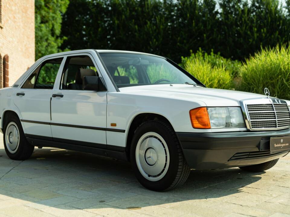 Immagine 10/45 di Mercedes-Benz 190 E (1987)