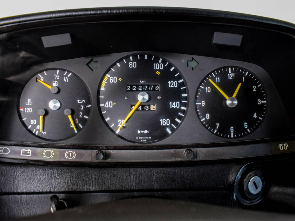 Immagine 28/46 di Mercedes-Benz 240 D (1982)