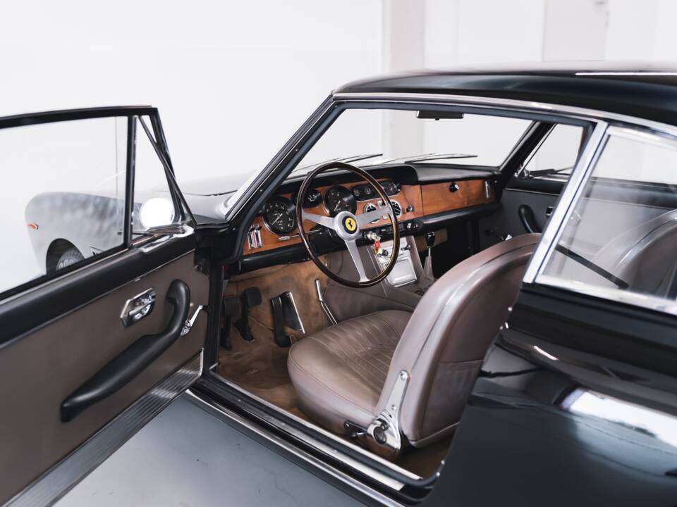 Image 68/100 of Ferrari 330 GT 2+2 (1965)