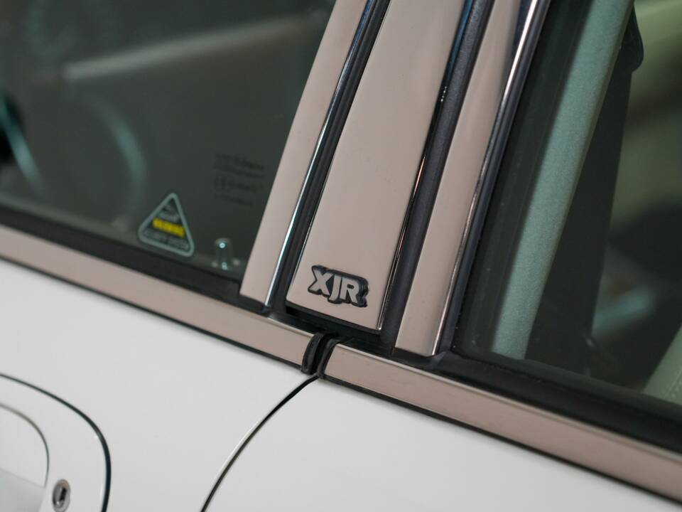 Image 43/50 of Jaguar XJR 4.0 (1995)